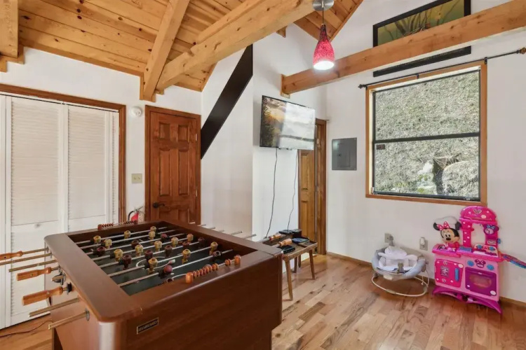 Very Secluded Breathtaking Riverfront Game Room