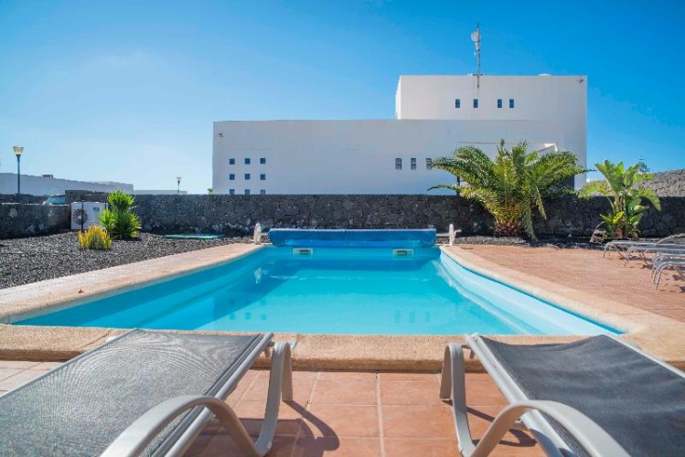 4 Bedrooms Villa
