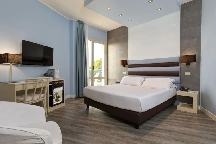 Deluxe Double room with balcony and with partial sea view
