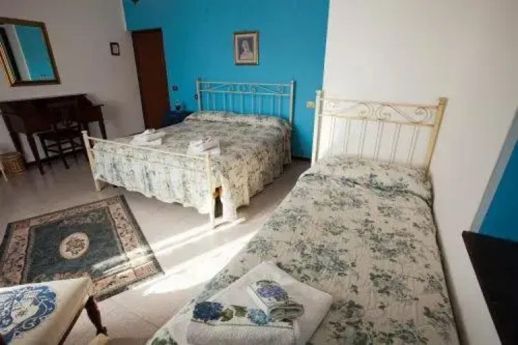 Standard Triple room with garden view