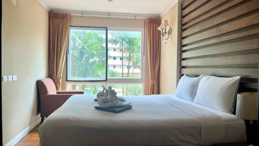 6-26 - 1 Bdr Condo With Balcony and Shared Pool