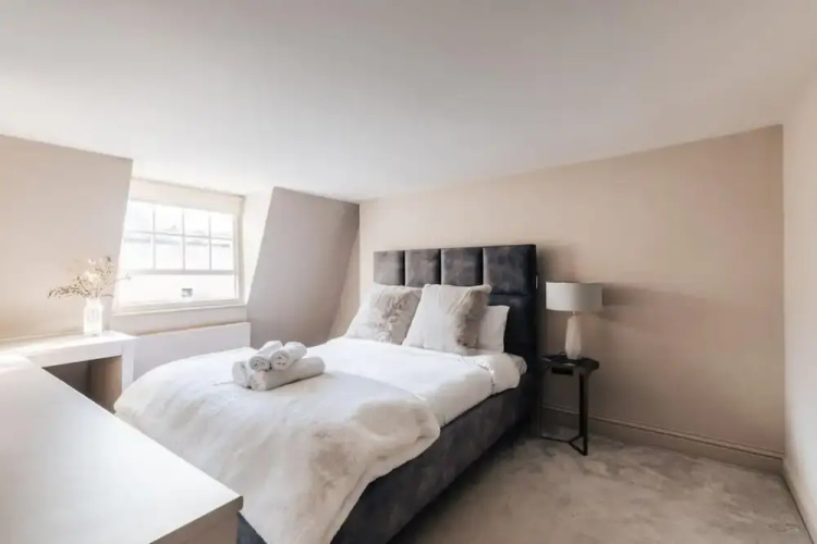 Modern Stylish Central Bath Apartment