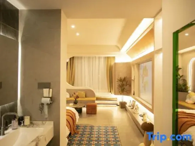 Standard Twin room with city view
