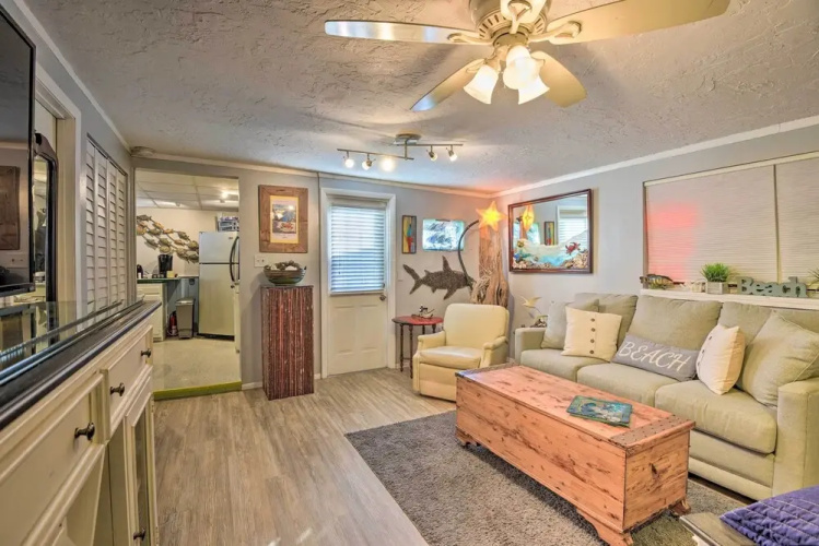 8 Mi to Beaches: Artistic Bradenton Studio w/ Yard