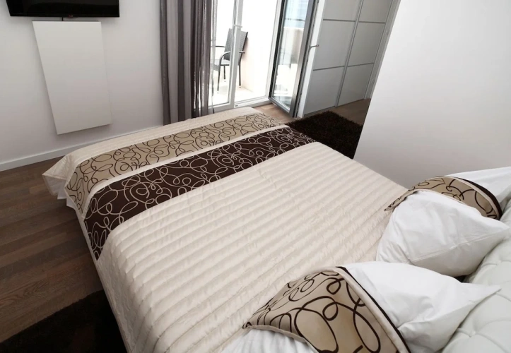 4 Bedrooms Apartment