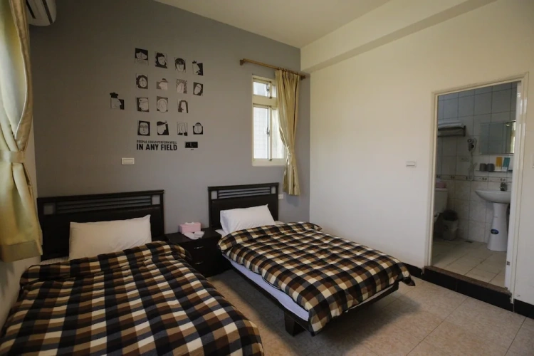 Standard Twin room with garden view