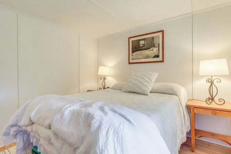 Idyllic Lakefront Cottage Near Mount Sunapee