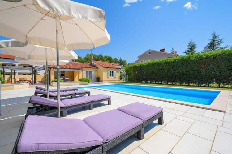 2 Bedrooms Villa