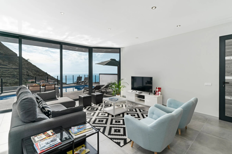 Beautiful modern villa, A/C, heated pool, sea-view | Calheta Charm