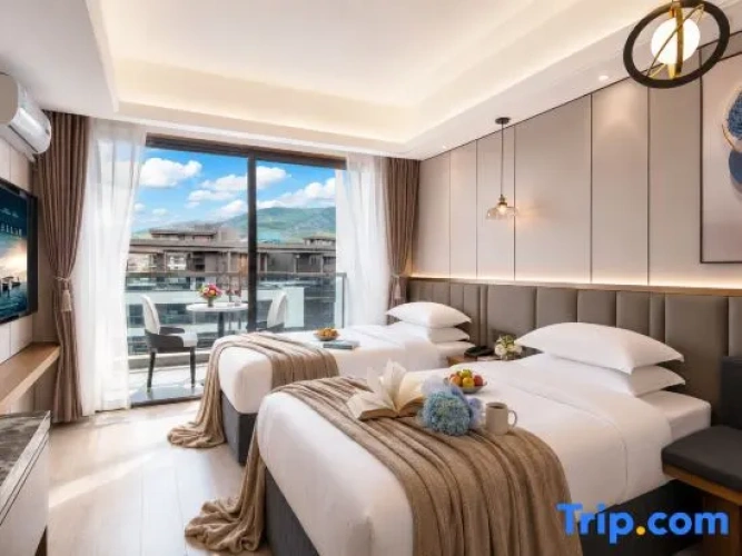 Luxury Twin room with balcony and with mountain view