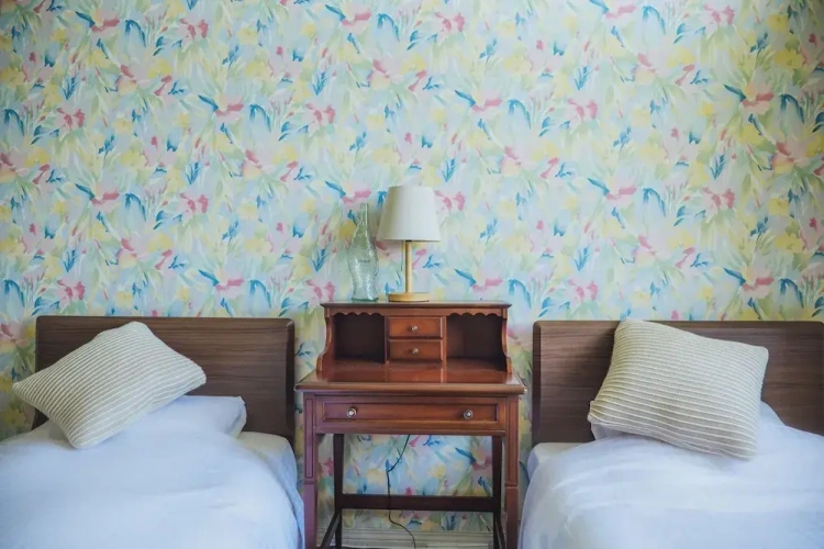 Standard Twin room with partial sea view
