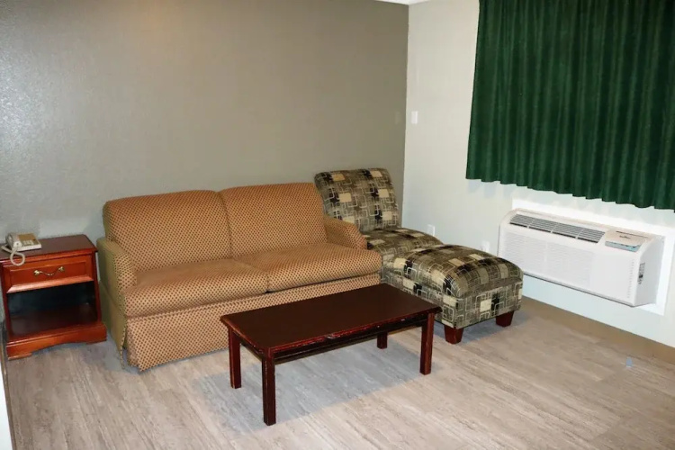 Deluxe Inn Motel