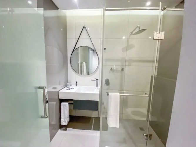 Sandtoncity-apartment-sleeps2-pool-parking
