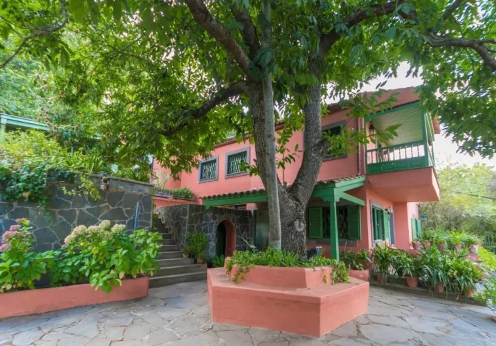 4 Bedrooms Cottage