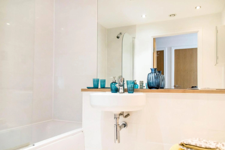 Contractor Apartment & Private Parking & Central Stevenage by Comfy Workers