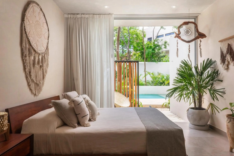 Studio wterrace, hammock, and pool access