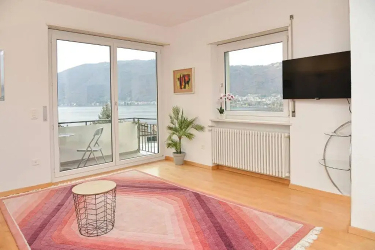 Stunning Lake View Apartment
