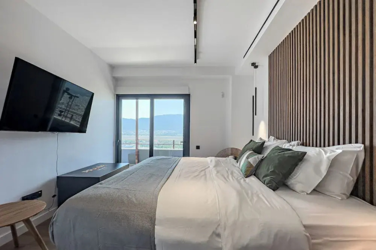 Phaedrus Living Apollo Skyview Penthouse
