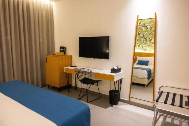 Le Grove Hotel