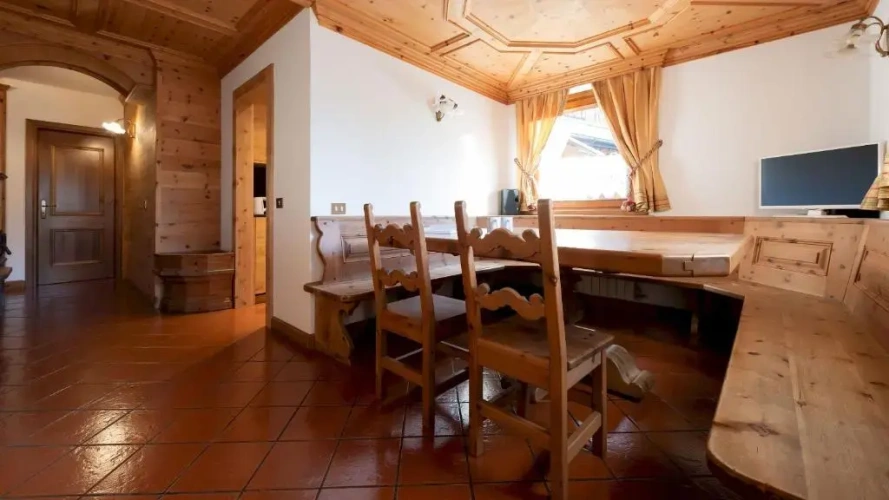 4 Bedrooms Apartment