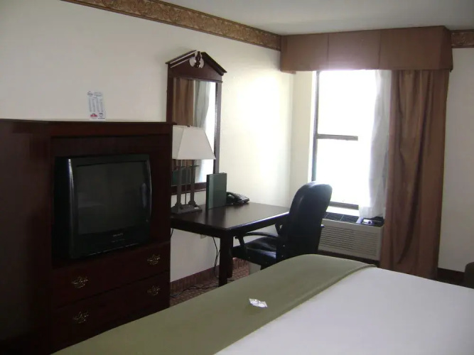 Holiday Inn Express Hotel & Suites Wilson I-95