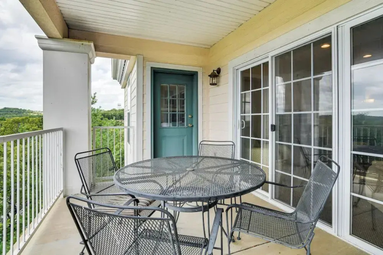 Branson Condo w/ Pool Access & Views, 3 Mi Dtwn!