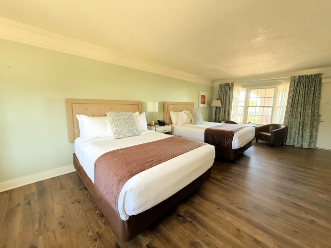 Deluxe Quadruple room with courtyard view