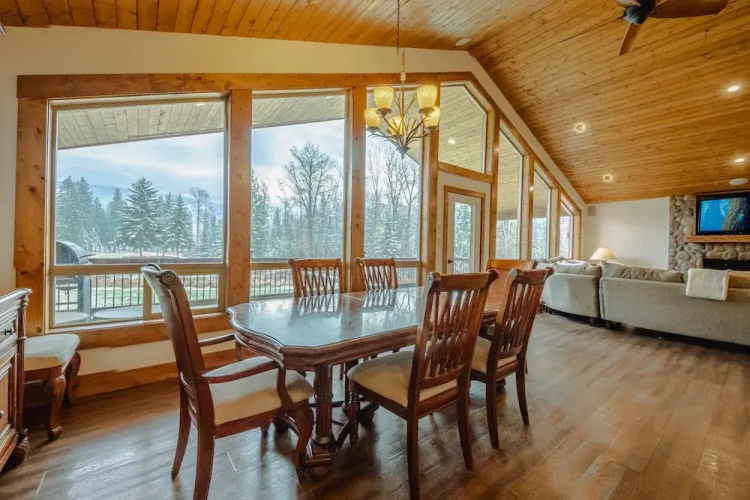 Flathead River Retreat For 15!