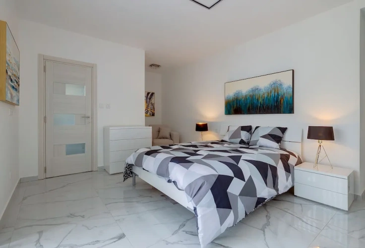 3 Bedrooms Apartment