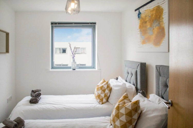 Contractor Apartment & Private Parking & Central Stevenage by Comfy Workers
