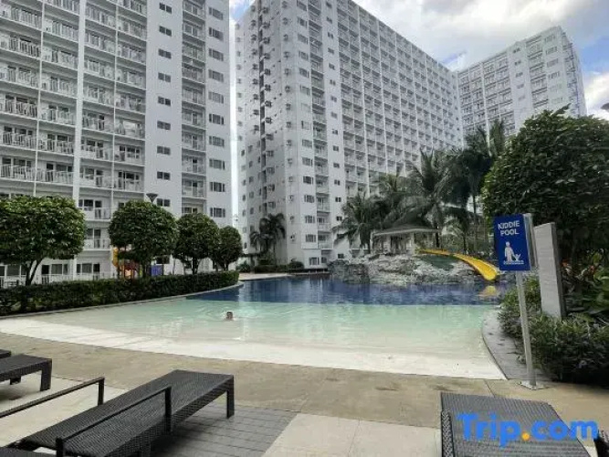 1 BR Condo Unit with Balcony 12th Floor | Pool View near MOA