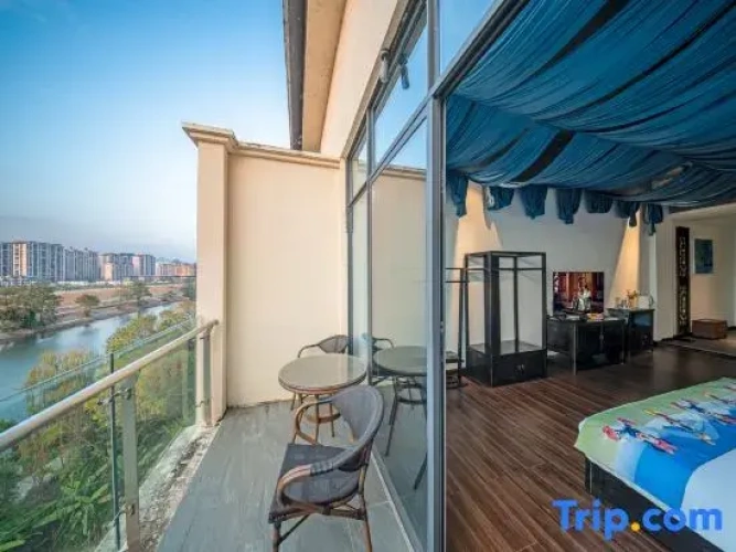 Standard Twin room with river view