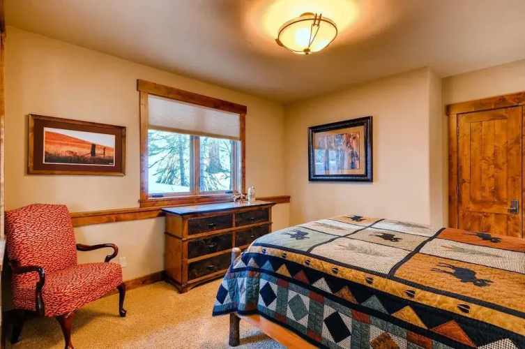 Bear Tracks Lodge