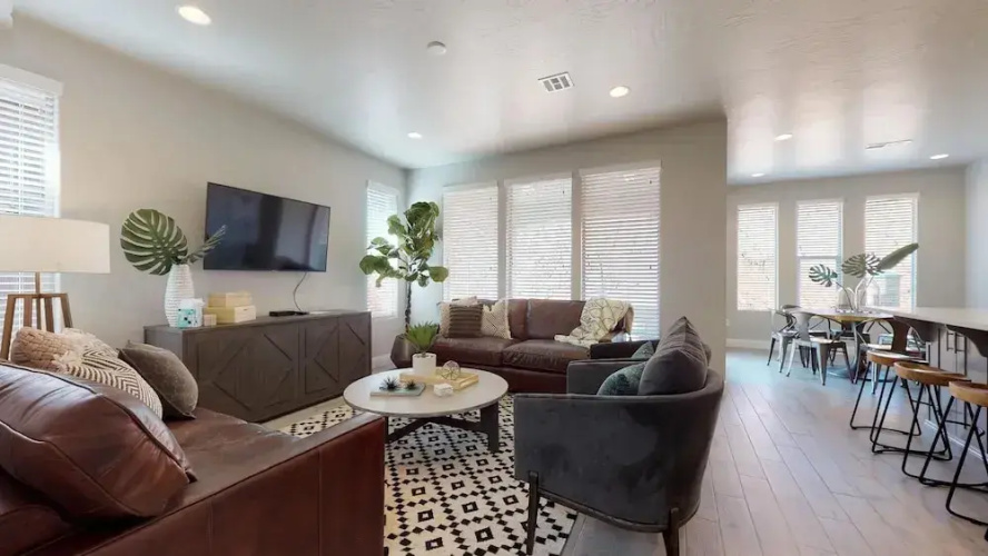 Desert Serenity 4 Bedroom Apts by Redawning