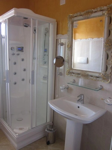 Standard Quadruple room with partial sea view