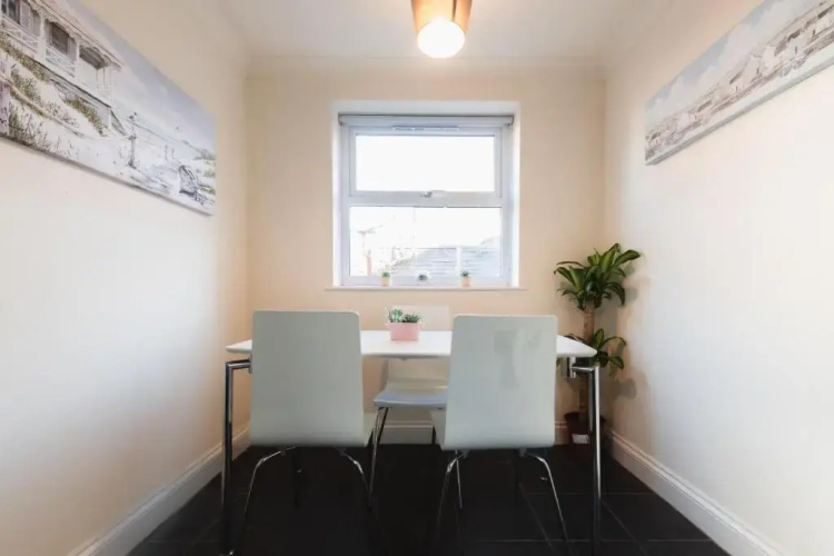 6 bed Residential home with Parking