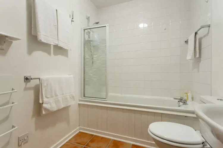 400 Dean Village Apartment