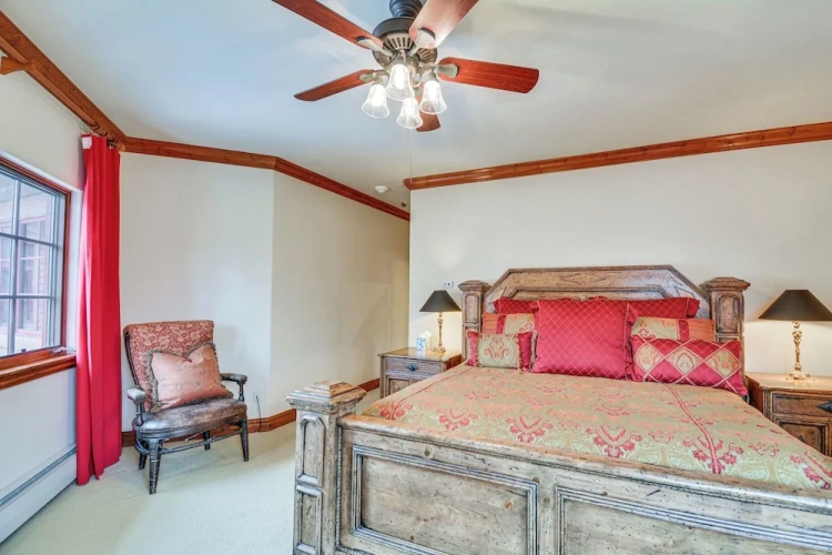 4 Bedrooms Apartment
