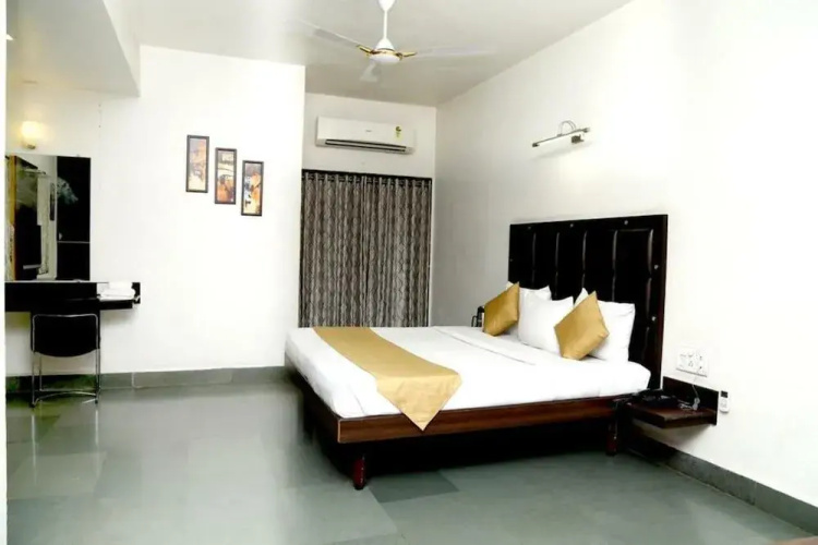 STARiHOTELS Railway Station Surat