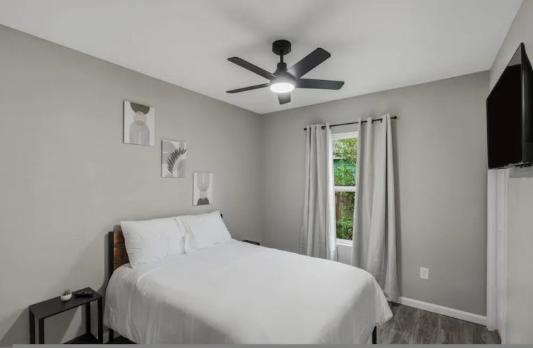 Spacious 3BR Retreat Near Downtown River Walk