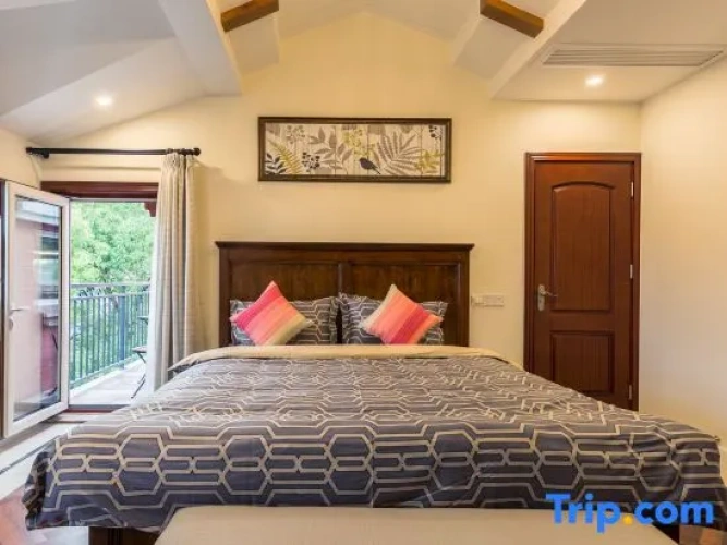 6 Bedrooms Villa