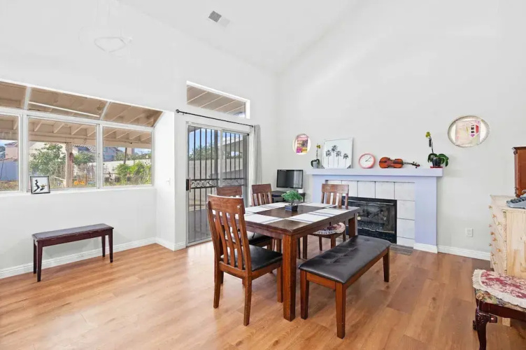 Bright Cozy Home w Full Kitchen Garage Backyard