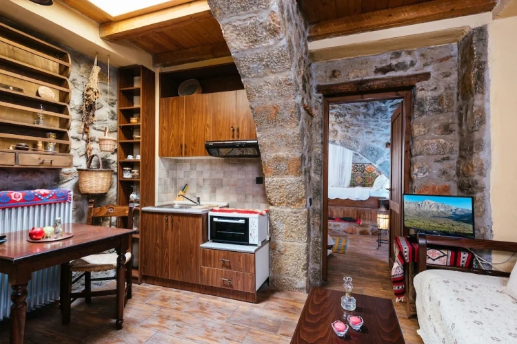 Cottage with balcony and with mountain view