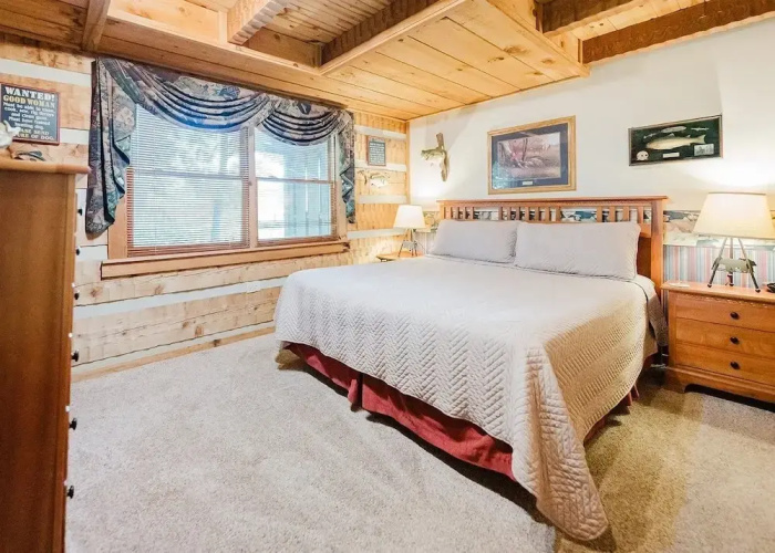 Big Kahuna Lodge 3 Bedroom Cabin by RedAwning