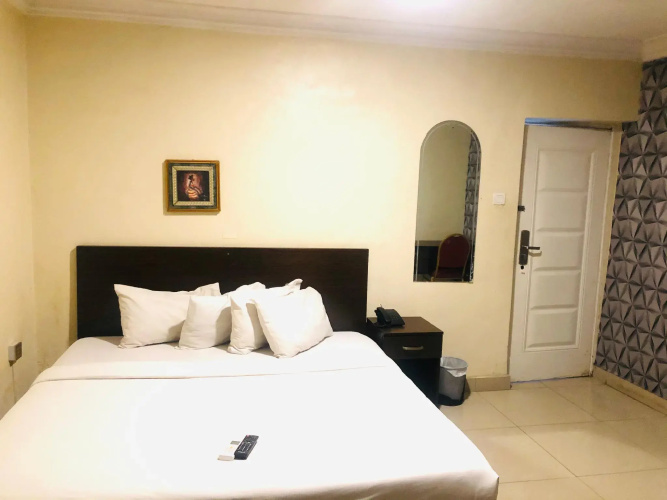 Mayors & Diplomat Suites Opebi