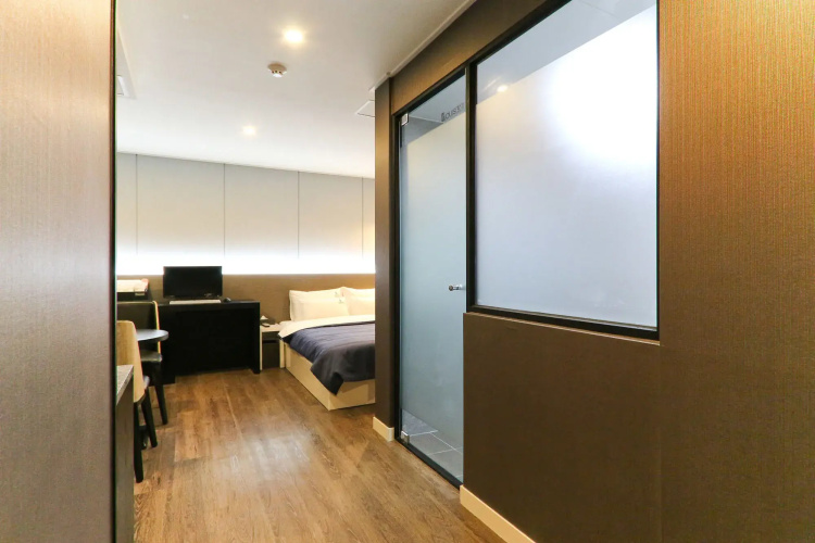 Louis Hotel