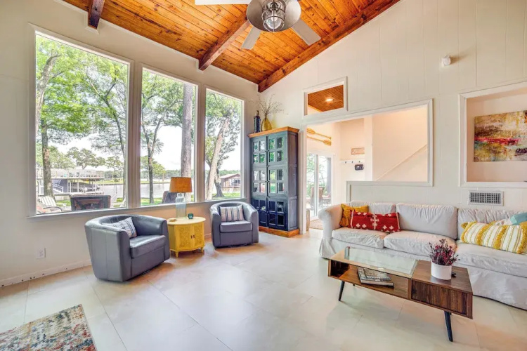 Waterfront Gem on Cedar Creek Lake w/ Deck + Games