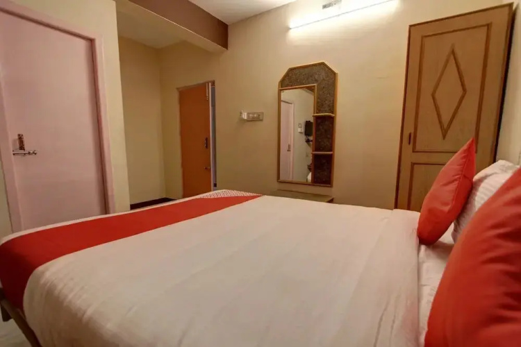 Hotel Viknesh by OYO Rooms