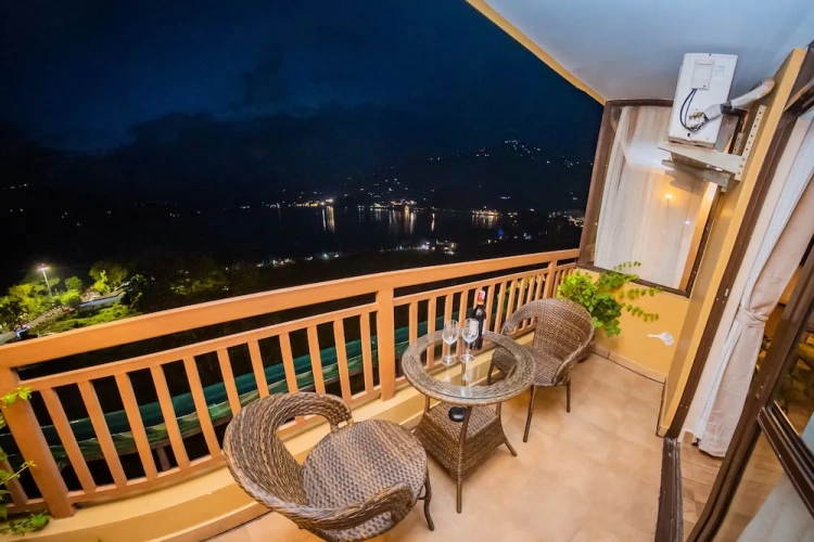 Standard Triple Suite with lake view