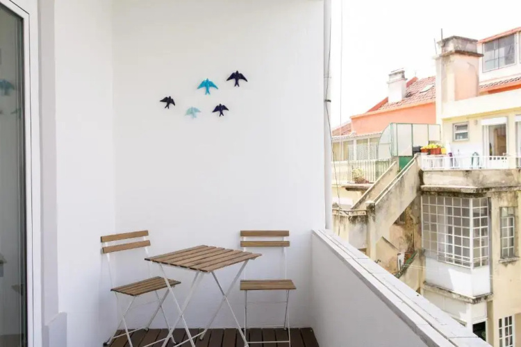 Lisbon luxury retreat! 2 suites, balcony & views!!